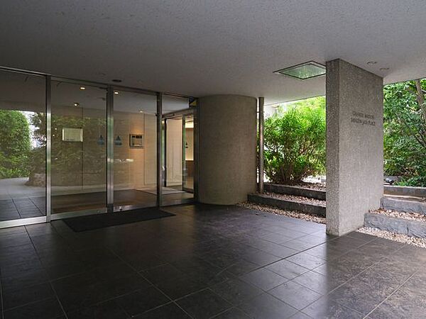 日勤の管理人さんによって整えられた玄関前です。清掃が行き届いた様子から管理体制の良さが伺えます。