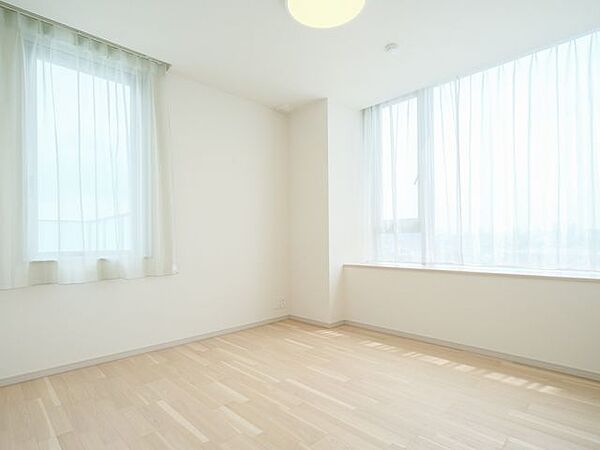 心地よい時間が流れる洋室2は、毎日が忙しいあなたもほっと一息つける安らぎの空間です。