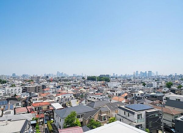 都心の街並みを望む開放的な眺望です。空を近くに感じながら、気分転換やくつろぎの時間を楽しむことができる住まいです。