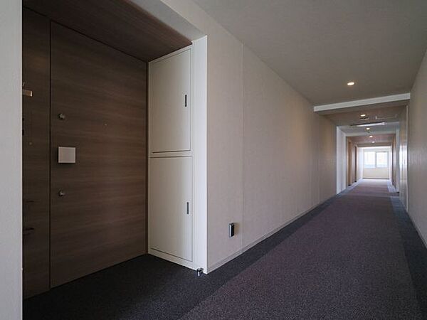 エレベーターを降りてお部屋へと続く廊下は、ホテルライクな内廊下設計です。外気の影響を受けにくく、プライバシーも守られやすいです。