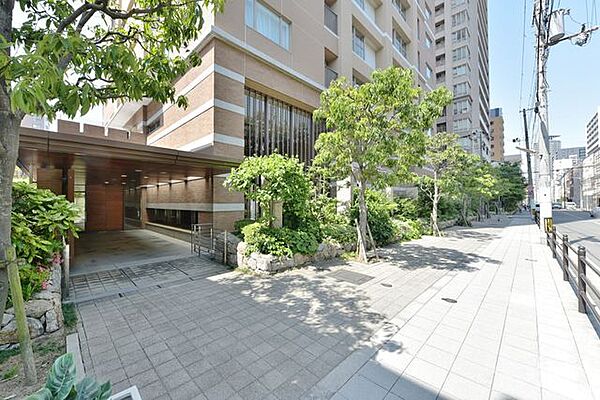 大阪メトロ谷町線、中央線の谷町四丁目駅徒歩5分です。徒歩1分のところにイズミヤ法円坂店があり、毎日のお買物に便利です。オーナーズサロン、コミュニティサロンがあり、共用施設も充実です。