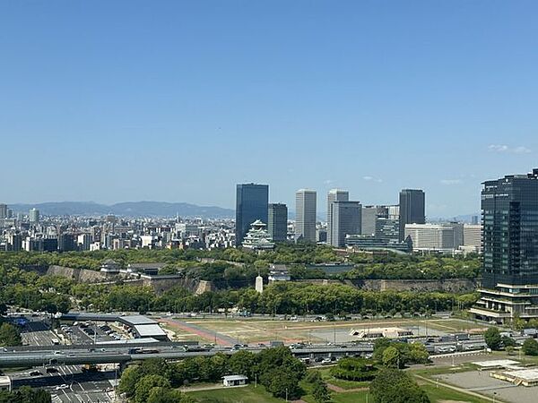 リビングの窓からは大阪のシンボル、大阪城を眺めることができます。日没後からはライトアップもされ、時期によっては色が変更されていたりするので、どの時間帯でも表情が異なる大阪城をお楽しみいただけます。
