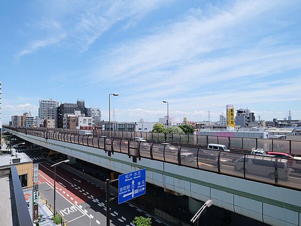 空の広がりを身近に感じられる眺望です。何気ない日常の中にも、ゆったりとした時間を届けてくれる景色が広がっています。