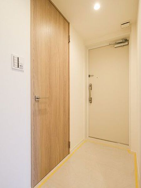 白を基調としたシンプルな設えが、住まい全体の上質さを予感させる玄関です。玄関扉を開けた瞬間、人感センサー照明がやわらかく灯り住まう方を優しく迎える、心配りが息づく玄関です。