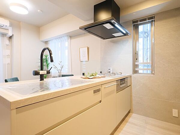 開放的なオープンキッチンは、住まいと暮らしにフィットするデザイン性と機能性を兼ね備えています。キッチン側にも窓があり、換気がしやすいのも嬉しいポイントです。