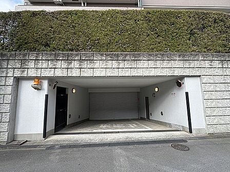 所有権付きの屋内平置き駐車場を完備。シャッター付きのため大切な愛車を安心して保管できます。週末は車で軽井沢や箱根へ出かけ、帰宅後もスムーズに駐車できる贅沢なカーライフを実現します。