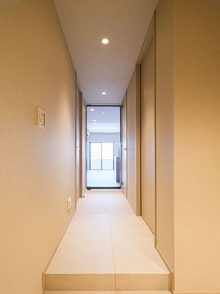 ダウンライトが柔らかな光を灯し、上質な素材感と端正なデザインが調和する玄関です。住まい全体の上質さを予感させるスペースが優しく迎える、心配りが息づく玄関です。