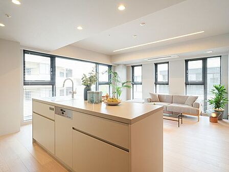 ユナイテッドアローズ社が監修したリノベーションを施したお部屋です。リビング天井にはライン照明を設置し、よりいっそうスタイリッシュに洗練された空間を演出しています。