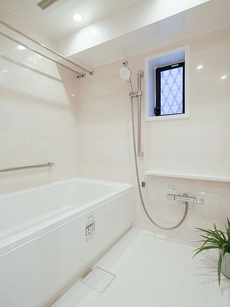 浴室にも窓がある住戸です。一日の疲れをゆったり癒せる、落ち着きのあるバスルーム。暖房・涼風・換気・乾燥機能付きで1年中快適なバスタイムをお楽しみいただけます。