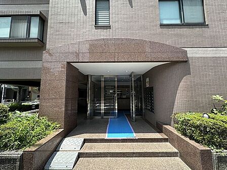定期的なメンテナンスが行われ、綺麗に保たれたエントランスホールです。清掃が行き届いた様子から管理体制の良さが伺えます。