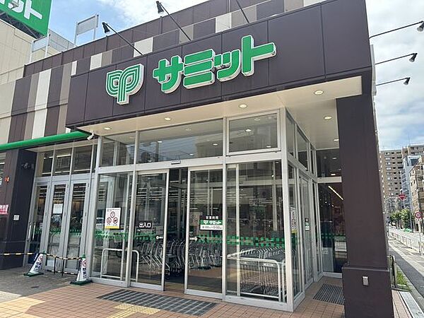 マンション隣の「サミットストア両国石原店」へ気軽にアクセスできます。食材や日用品の買い足しもスムーズ。忙しい毎日にゆとりをもたらす住環境です。