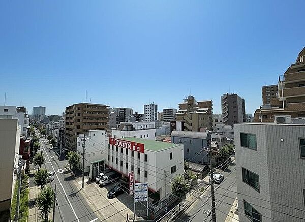 バルコニーからは、どこまでも続く青空と、その先に広がる街並みが望めます。視線を遮らない開放的な眺望が、住まう方の心までゆったりと解き放ちます。