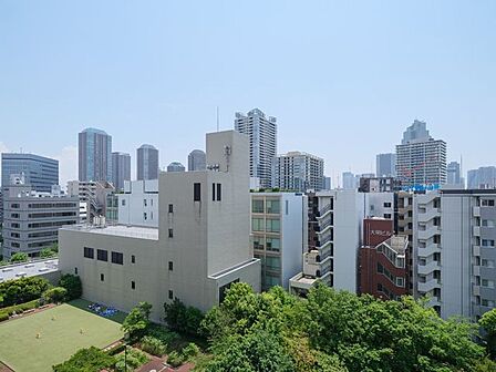 バルコニーからは桜川屋上公園の緑を望むことができ、都心にいながら自然の潤いを身近に感じられる眺望です。遠くまで広がる街並みが開放感を感じることができます。