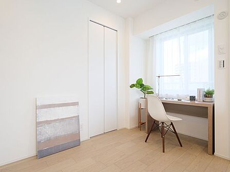 心地よい時間が流れる洋室2は、毎日が忙しいあなたもほっと一息つける安らぎの空間です。テレワークや読書など落ち着いた時間を過ごすのにぴったりなお部屋です。