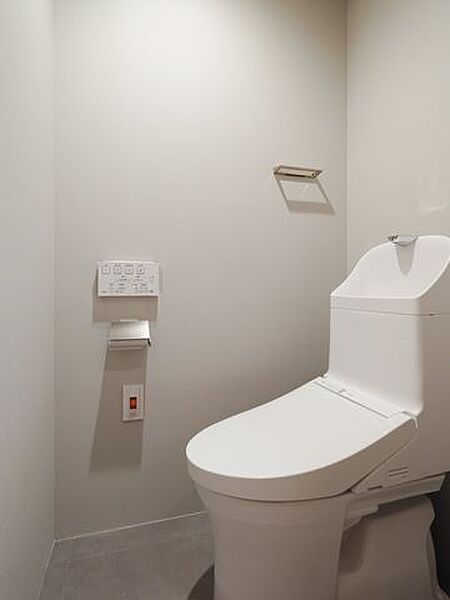 シンプルで安らぎ溢れる空間のレストルーム。優れた節水効果や汚れが付きにくい便座など、ほしかった機能が揃ったウォシュレット一体型トイレです。