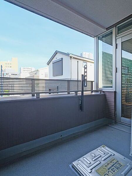室内と外が緩やかに繋がる大切なリフレッシュスペースのバルコニーです。豊かな採光と風の通り道を創り出します。