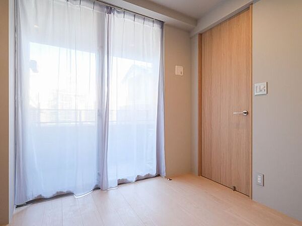 朝の光が静かに満ちていく洋室です。やさしく降り注ぐ陽光に包まれながら目覚める暮らしを実現できます。