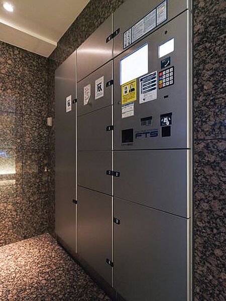 ◆宅配ボックス◆24時間いつでも荷物受け取りが可能。プライベートの時間を邪魔されず、配達時間も気にせず過ごすことができる便利な設備です。