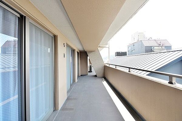 南側のワイドスパンバルコニーはお部屋のなかに優しい光とさわやかな風を届け、開放感ある暮らしを演出しています。全ての居室がバルコニーに面した、空とのつながりを感じる空間です。