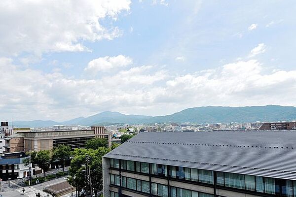 東山連峰を望む眺望が広がり、五山の送り火（大文字）鑑賞可能です。大きな空と時間や四季と共に変化する山々の景色が、日常生活に更なる安らぎを与えてくれます。京都らしい風情を感じながらお過ごし頂けます。