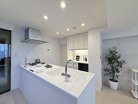 開放的なオープンキッチンは、住まいと暮らしにフィットするデザイン性と機能性を兼ね備えています。コンロ前は仕切りがあるので、油ハネ等もお手入れがしやすいです。