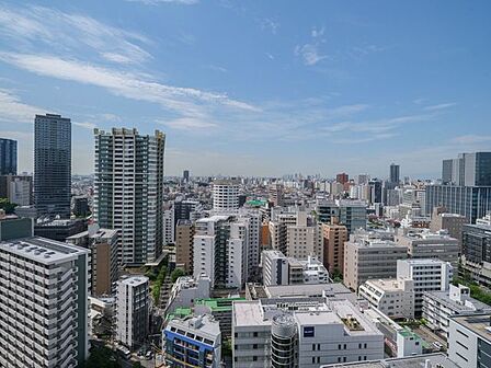 20階部分ならではの高さから、周辺の建物群を見渡せる眺望です。空を大きく感じられる開けた景色が広がり、室内にも開放感を演出します。
