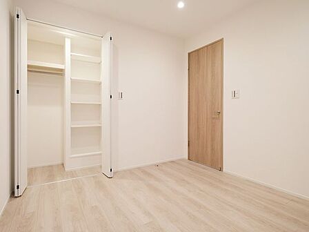 廊下からアクセスし、独立したプライベート空間を過ごせる洋室3です。棚を造作したクローゼットがあり、衣類だけでなく小物アイテムや日用品などもすっきり収納できます。