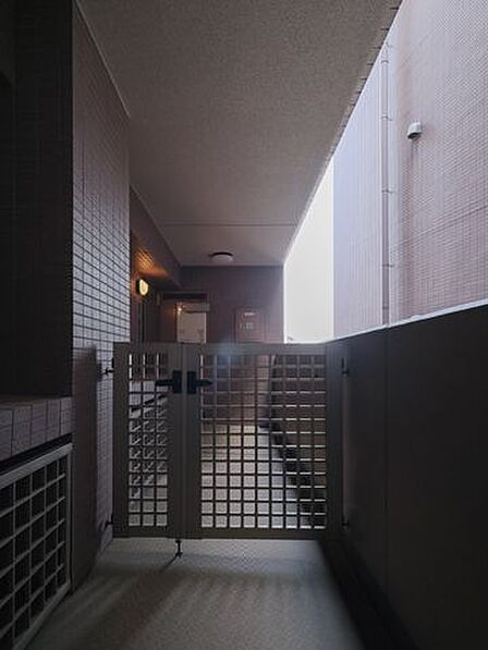 専用ポーチ付きの住戸です。共用廊下からワンクッション空間があることでプライバシー性が高まり、小さなお子さまのいるご家庭にも安心感があります。