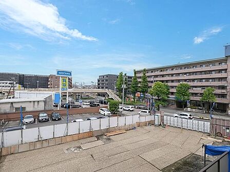 前面に広がる青々とした空を感じながら、朝は心地よい光に包まれて一日をスタートできます。家事の合間に外を眺めてリフレッシュできるのも魅力です。