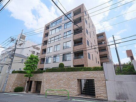 周辺に大使館が点在する、国際色豊かな住環境です。麻布仙台坂の高台に凛と佇むレジデンスは、重厚なファサードが存在感を放ち、この地ならではの品格を感じさせます。