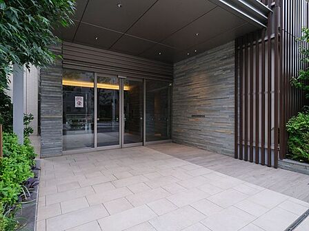 モダンで清潔感漂う共用部が、明日への活力を与えてくれるマンションです。忙しない都心で躍動し帰るあなたのほっとする住まいになりそうです。