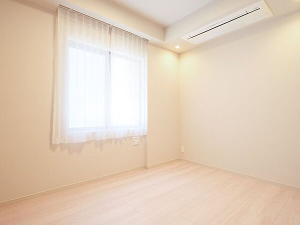 やさしい光が差し込む心地よい洋室2です。落ち着きのある寛ぎの空間は、寝室や書斎としても活用でき、穏やかな時間をお過ごしいただけます。