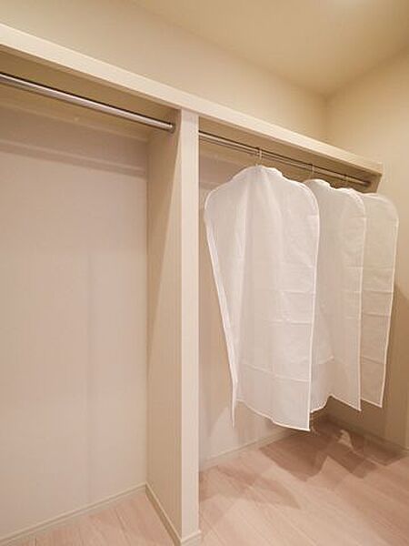 各洋室にクローゼットがあり、かさばりやすいアウターやオフシーズンの家電などたっぷり収納できそうです。