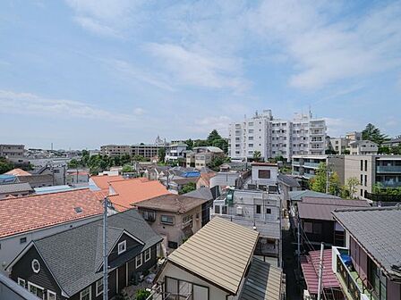 のびやかに広がる空が日常になり、至福の時間に包まれる住まいです。ほっと一息つき、日々をアップデートできそうです。