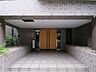 エントランス：上質な居住空間へやさしく誘うエントランスです。奥行きがあるエントランスは住まう人々のプライバシーを確保しています。