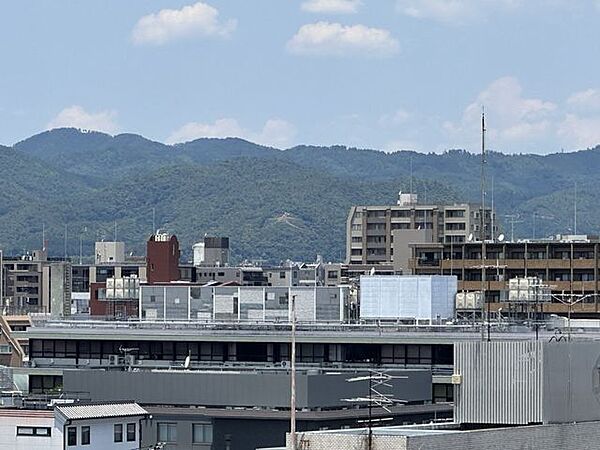 9階部分の南西角住戸、京都市登録無形民俗文化財でもある五山の送り火（大文字）を望む眺望があります。お盆の終わりを告げる五山の送り火を眺め、心穏やかな時間を過ごせます。