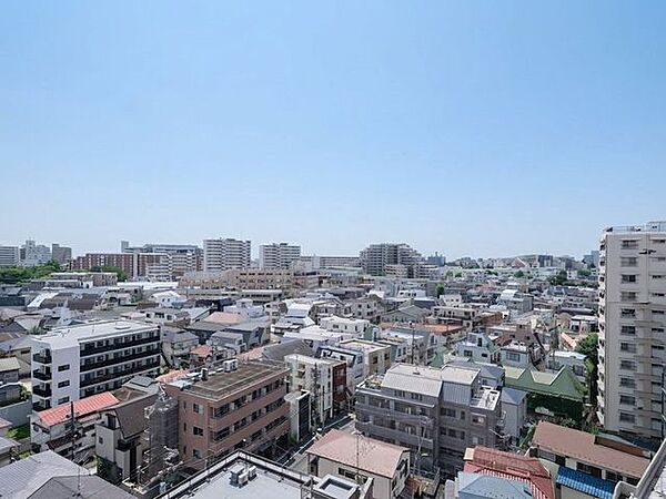 バルコニーからの眺望は、目の前に高い建物がなく開けた青空を望めます。穏やかな景色の中で、気分を切り替えられるひとときをお過ごしいただけます。