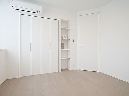 クローゼットとオープンタイプの可動棚収納が備わっています。クローゼット右手に設けられた収納棚は可動式のため、収納したいアイテムの高さに合わせて自由な高さ調整が叶います。
