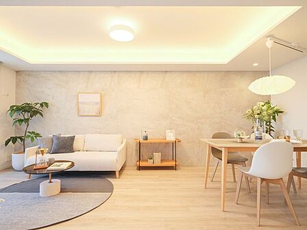 約19.8帖のLDK。リビングの壁一面に広がる重厚な石目が描く優雅な陰影が、住まいに静かな存在感を刻みます。素材そのものが持つ風合いや色合いを活かした、木のぬくもりや優しさも感じるお部屋です。
