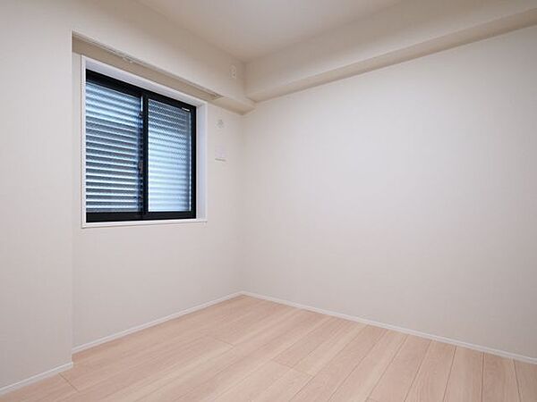 洋室2は多彩な使い方が可能なお部屋です。リビングの延長としてはもちろん、ワークスペースやゲストルームとしても活躍します。