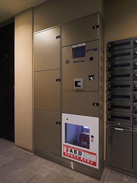 24時間いつでも荷物受け取りが可能。プライベートの時間を邪魔されず、配達時間も気にせず過ごすことができる便利な設備です。