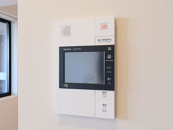 訪ねてきた相手をモニター越しに確認でき、防犯対策に役立ちます。インターホン越しに話をすることが可能です。