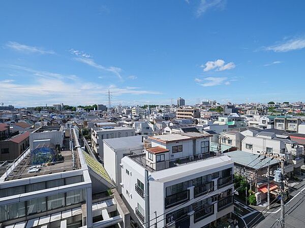 思わず伸びをしたくなるような開放的な青空を望めます。凛とした空気が流れこみ、気分転換にもぴったりな空間です。
