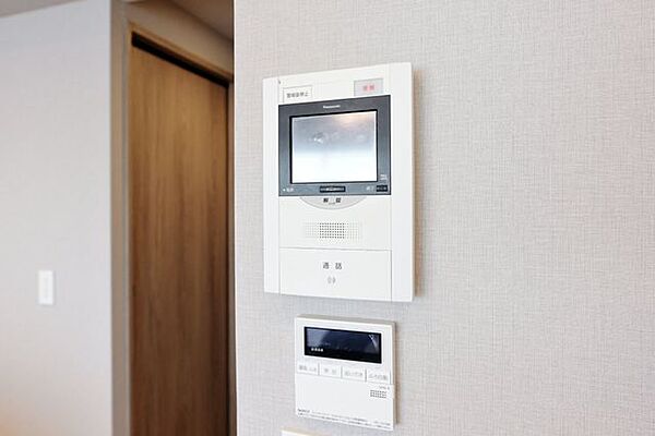 訪ねてきた相手をモニター越しに確認でき、防犯対策に役立ちます。インターホン越しに話をすることが可能です。