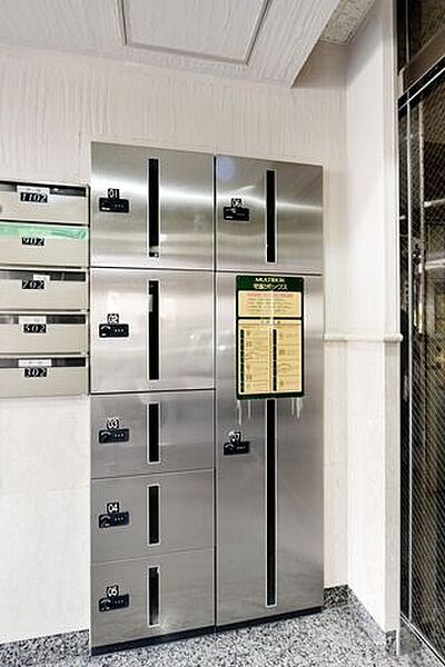 24時間いつでも荷物受け取りが可能。プライベートの時間を邪魔されず、配達時間も気にせず過ごすことができる便利な設備です。