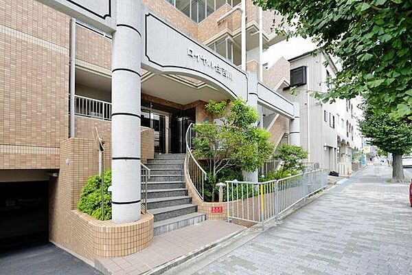 重厚感のあるエントランスアプローチと手入れの行き届いた植栽が印象的。住まう方やゲストを心地よく迎えるエントランスです。周辺には生活施設も充実しており、快適な生活を送れます。