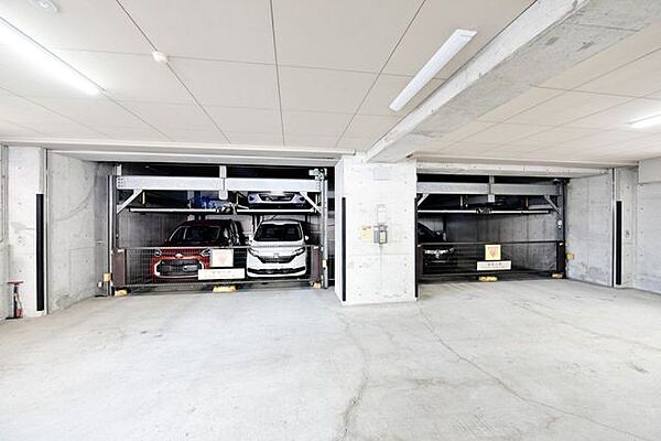 分譲駐車場権利付きですので、マンションに多い駐車場の空き状況に左右されにくく、お車をご利用される方にもうれしい住まいです。車高1500mm、車幅1850mm、車長5050mm、重量1900kgまでです