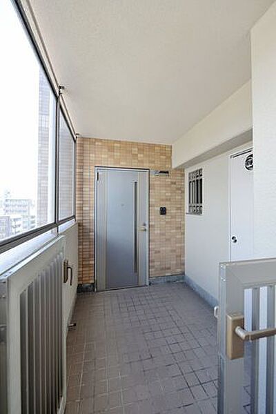 玄関前にはゆったりとしたポーチが広がっており、住戸の独立感、プライバシーに配慮れた設計になっています。三方角住戸ですので、隣接住戸が少なくなっています。