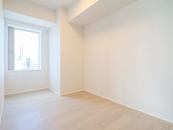 約5.7帖の洋室2はどんな家具とも合わせやすいシンプルな設えのお部屋です。窓から柔らかな光が入り、のびのびとお過ごしいただけます。