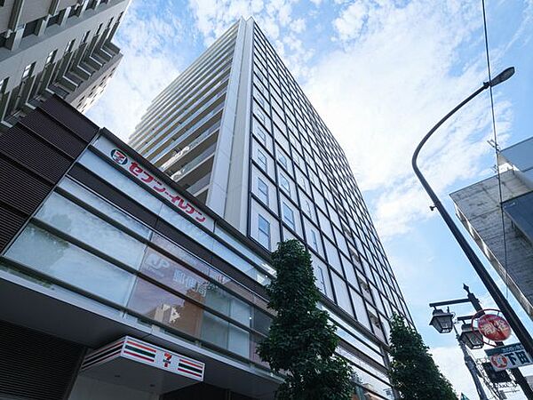 1、2階部分にはコンビニエンスストアや郵便局が併設されています。スタイリッシュな外観意匠と高い利便性が融合し、快適でスマートな暮らしをサポートしてくれます。